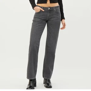 Lågmidjade Weekday jeans  - Jag säljer mina jätte fina lågmidjade weekday jeans, som jag bara har testat en gång (gången på bilden) men köpta här på Plick. Skulle dock säga att dem är i jätte bra skick! Säljer för att dem är förstora i midjan, men är perfekta i längden för mig som är 160cm lång. Om ni är intresserade skriv privat, kommer svara inom en dag och startar en budgivning om det är många intresserade. Kostar 500kr i butik🥰