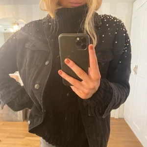 Jeansjacka - Svart jeansjacka med fina detaljer köpt på Gina Tricot, storlek S använt ca 5ggr.💕