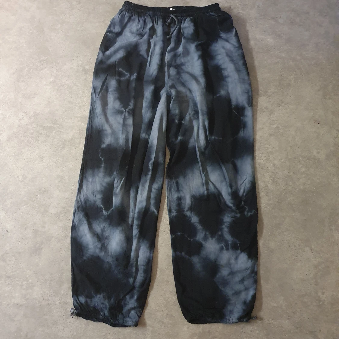 MÖRKBLÅA TIE DYE BYXOR - 90