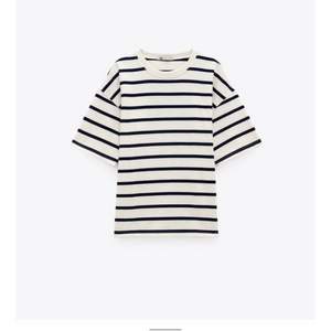 En randig oversized tshirt från Zara i storlek S. Inte helt vit utan lite mer åt det beiga håller. Använd ca 2 gånger i höstas. Bra basplagg men kommer ej till använding. Skriv för dler bilder eller frågor😊 nypris 199