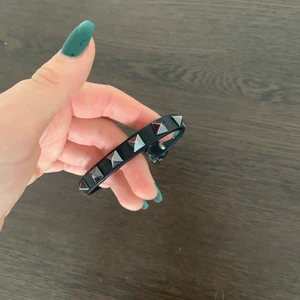 Valentino armband! - Säljer mitt valentino armband då det inte kommer till användning… mycket bra skick, förutom ett par nitar som blivit slitna. Skriv för fler bilder, snabb affär prioriteras och därmed kan priset diskuteras💖💖💖