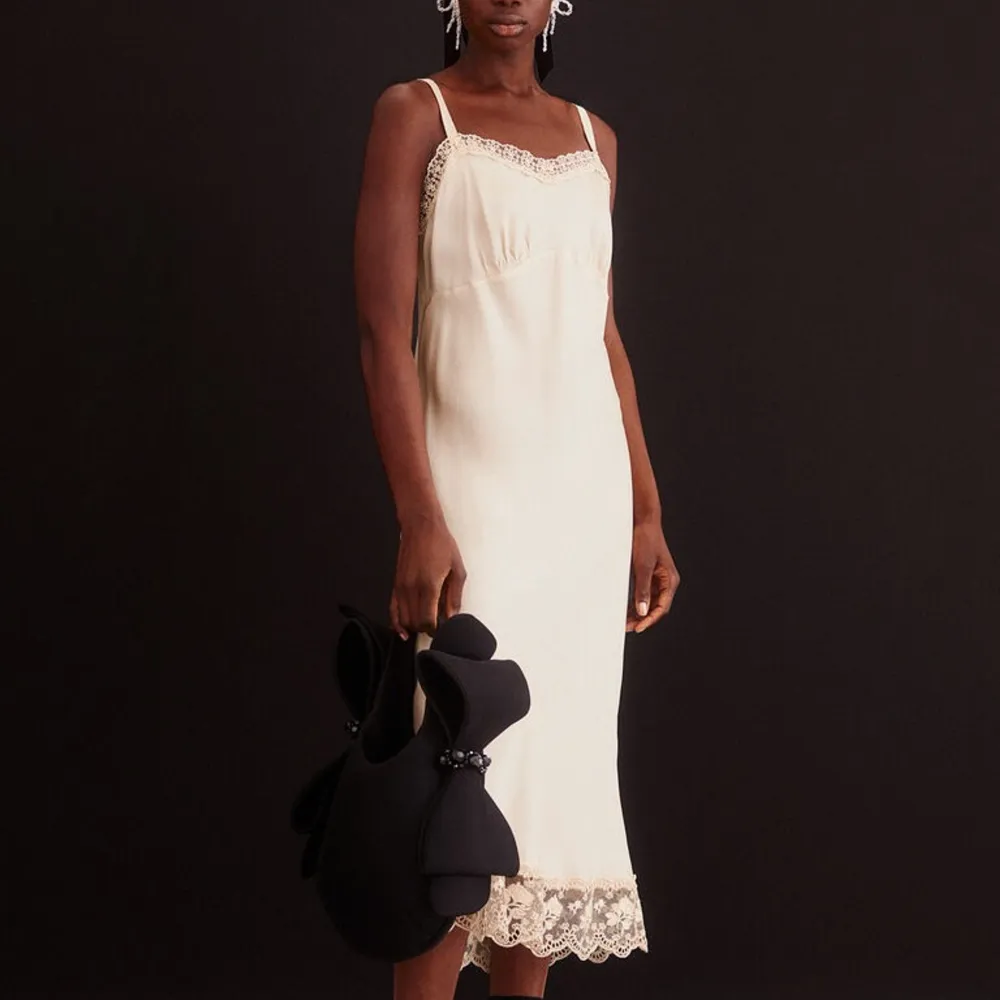 Intressekoll på slip dress från Simone Rochas kollektion med H&M! superfin & skön, kommer dock inte till användning och känns tråkigt på en så fin klänning! Använd endast ett par gånger! Kan diskutera rimligt pris - hör av er(:. Klänningar.