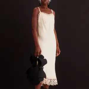 Intressekoll på slip dress från Simone Rochas kollektion med H&M! superfin & skön, kommer dock inte till användning och känns tråkigt på en så fin klänning! Använd endast ett par gånger! Kan diskutera rimligt pris - hör av er(: