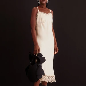Slip dress Simone Rocha x H&M - Intressekoll på slip dress från Simone Rochas kollektion med H&M! superfin & skön, kommer dock inte till användning och känns tråkigt på en så fin klänning! Använd endast ett par gånger! Kan diskutera rimligt pris - hör av er(: