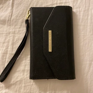 Ideal of Sweden skal  - Har inte använt mycket och kommer inte göra heller, den är i bra skick och inga stora skador. Den är för iPhone 11 