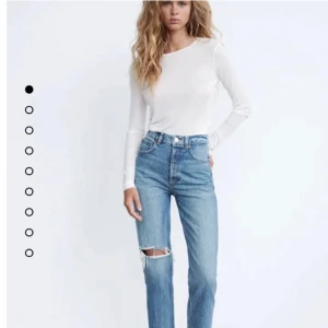 Snygga jeans med hål från zara❤️‍🔥 - Jeansen är helt oanvända och köpta här på Plick, därför som jag inte kan lämna tillbaka dem. Skriv privat för intresse eller funderingar☺️⚡️ Köparen står för frakt (först bilden är inte exakt så det ser ut men nästan, bilderna är lånade)