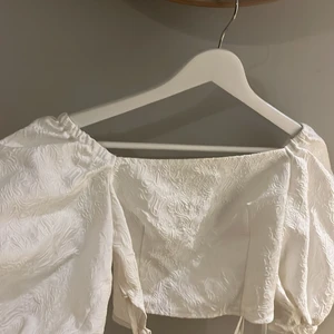 Öppen rygg topp strl 34 - Nyskick as söt med öppen rygg 