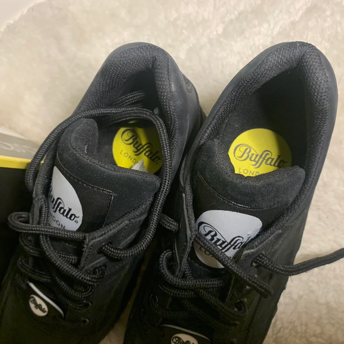 BUFFALO LONDON svarta platform sneakers - 91