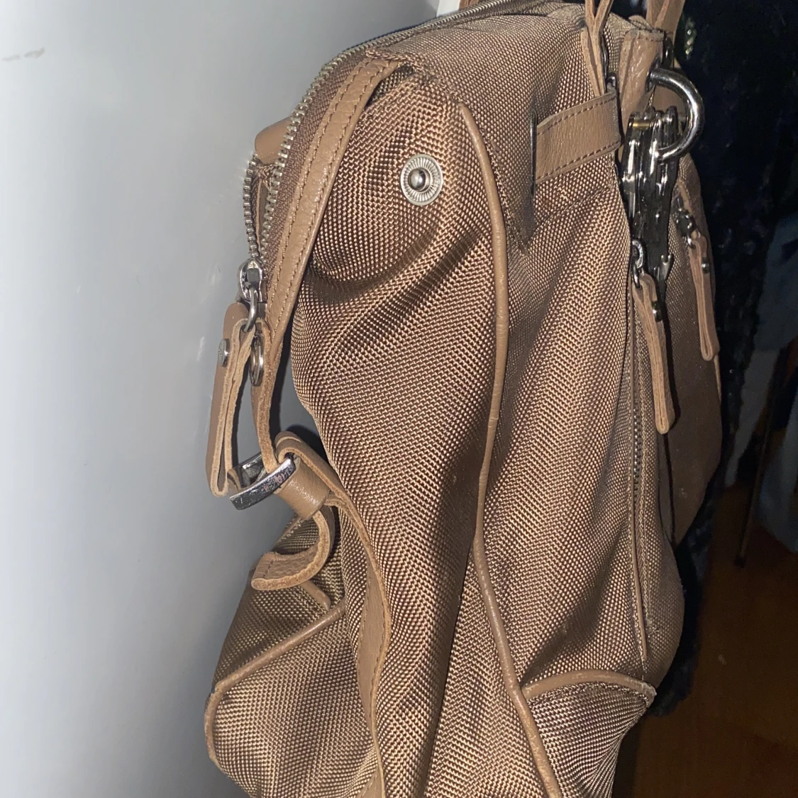 George Gina Lucy Väska  - 90