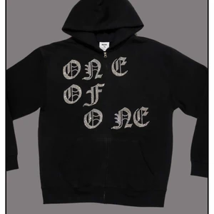 One of One hoddie  - Säljer min superfina One of One hoddie då den inte kommer till användning lika mycket längre. Priset är inte bestämt men då den har ett litet hål på ena handleden (bilder kan skickas om de önskas) tänker jag mig inte överdrivet mycket. Hör av er vid intresse!  Egna bilder på hela hoddie kan skickas om så önskas ❤️🙌 den är i bra skick och sparsamt använd- 