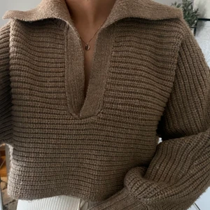 Stickad tröja Zara - Superfin stickad tröja från Zara, har tyvärr inte kommit till användning! Är i nyskick! 🤍