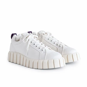 Eytys - Nästintill oanvända, nyskick. Köpta för två år sedan för 1999kr i butik. Skitcoola men för stora för mig💓