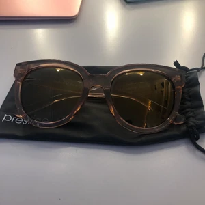 Solglasögon - Säljer ett par oanvända solglasögon ✨ De är jättesköna och snygga men passar inte på mig, därför säljs de ⚡️🥰🥰 Vet inte vilket märke, men ser ut som Chimis modell 07 💖