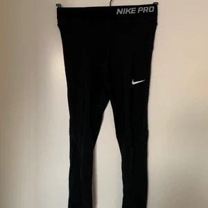Nike Pros black - Svarta Nike Pro, i strl xs, extremt bekväma och sitter fint. Trekvarts längd.
