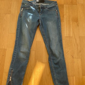 Size 26 - Ska sälja dessa fina jeans, som sitter vid midian. Kommer inte till använd. 💓