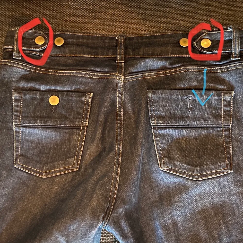 Lågmidjade mörkblå Filippa K jeans (färgen på första bilden är mest överensstämmande!) saknar en knapp på ena fickan bak men kan ersättas med en av knapparna där uppe om man ändå bara använder de innersta knapparna som jag. (Det går alltså att justera midjan) Jag är 179, tycker de är lite för korta på mig :/💙 de har små slitsar längst ner. . Jeans & Byxor.