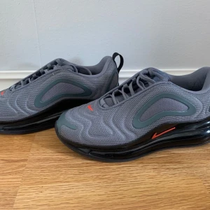 Nike air max 720 - Beställda online från barnavdelning i strl 37.5            Är i bra skick, använda max 4 gånger. Säljer pga ej längre användning, skickas EJ i orginalkartong då den är slängd, skickar i en annan sko kartong. Pris 550 kr, köparen står för frakten.