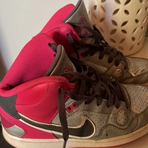 Nike force - Säljer nu mina älskade nike skor, as balla till jenas eller klänning, de är lite slitna men inget som syns på långt håll!! skulle säga dom ändå är i bra skick! Kan mötas eller skicka med då står köparen för frakt 