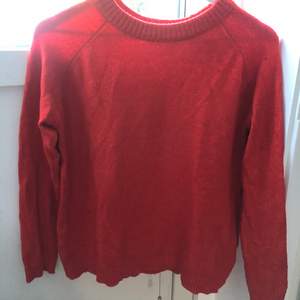 Röd och lite vit stickad tröja  från lager 157 i fint skick, använd fåtal gånger