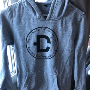 Dirtcült hoodie - Grå Dirtcült hoodie i mycket bra skick, snöret till luvan är borta. Riktigt snygg och skön