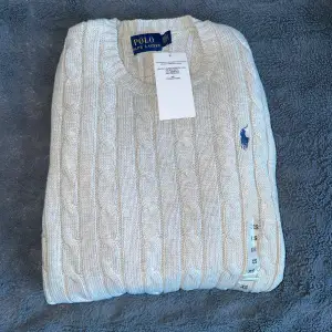 Säljer denna helt nya och aldrig använda tröja från Ralph Lauren. Storlek XS kvinnlig modell. Lappen finns kvar.