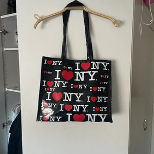 I ❤️ NY väska - Så fin I❤️NY väska, mycket rimlig o chic🙌😮‍💨 🤌🧃