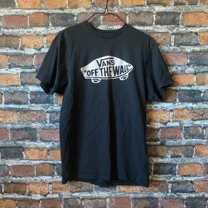 Svart Vans ”Off the Wall” t-shirt - En snygg basic svart vans tröja i fint skick. För fler bilder eller mått kontakta mig :)