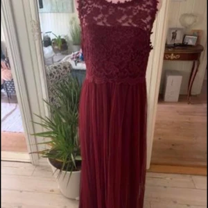 Fest klänning  - Vinröd spetsklänning 