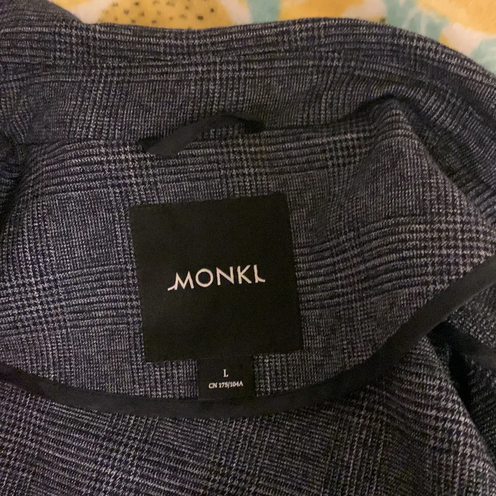 Mörkblå rutig blazer från monki i toppskick 💕 säljer för 166kr där spårbar frakt är inräknad! . Jackor.