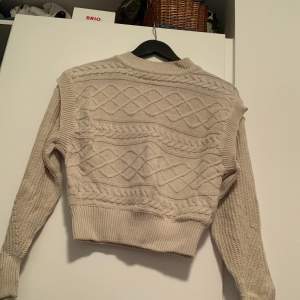 Stickad tröja från Gina tricot i st xs. Säljer för 200kr
