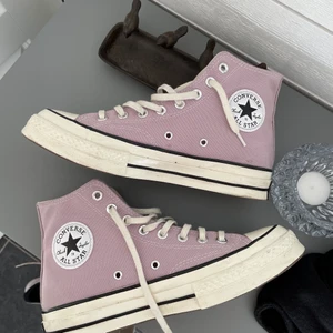 💜 Lila  Convers 💜 - Säljer mina lila convers 💜 jättefina,  har dock inte använt så mycket, så därför säljer jag dom. 
