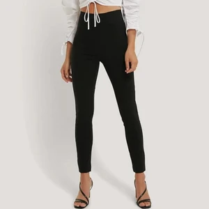 Kostymbyxor - Superfina kostymbyxor i slimfit från na-kd. Aldrig använda, bara testade!! Storlek 36💜💜