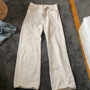 Monki vida yoko jeans  - Båda använda men i bra skick. Inga fel, utöver att de nu inte passar som de ska längre. Båda storlek 28. Jag som använt dem är 172 lång och de sitter till strax över foten. 200kr st alternativt båda för 300