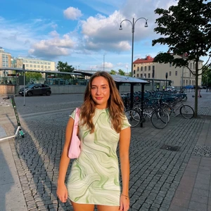 Grön klänning i mesh - Säljer den jättesnygga gröna klänning i storlek S! Bra skick och endast använd fåtal gånger 😊❤️ frakt tillkommer på 62kr också😘