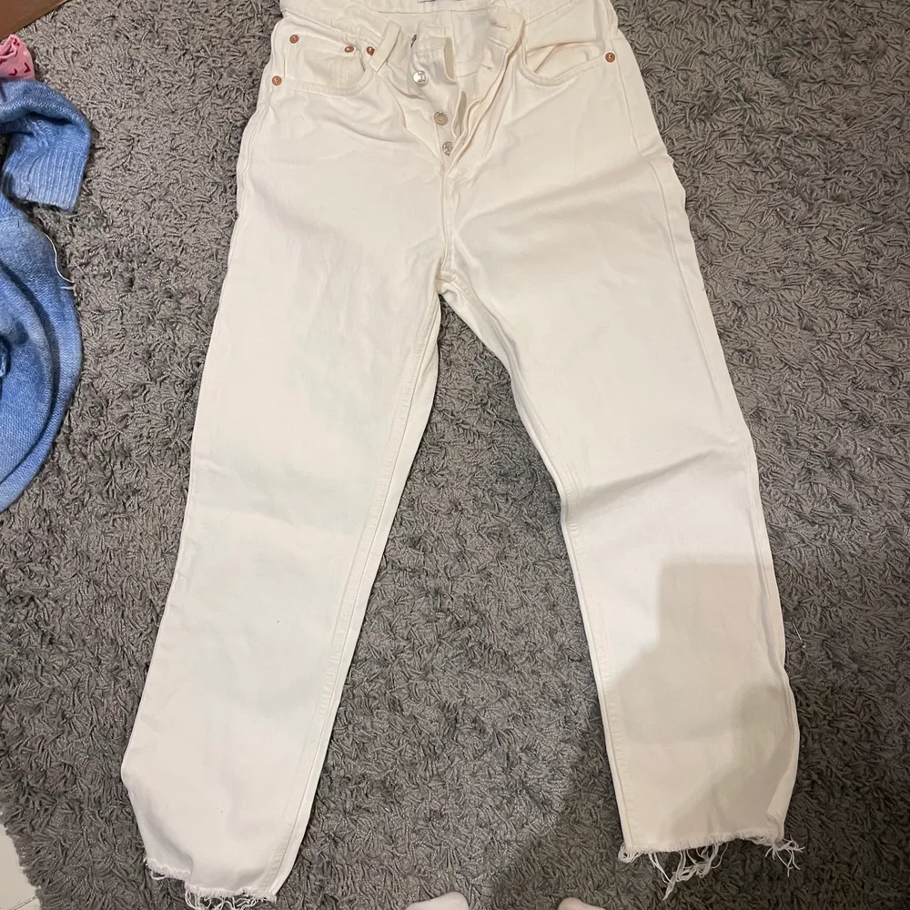 Vita högmidjade raka jeans, går till anklarna på mig som är 165cm använda två gånger säljer då jag köpte ett par nya vita jeans så dessa kommer ej till användning längre, vill man ha bilder på kan jag skicka de. Jeans & Byxor.