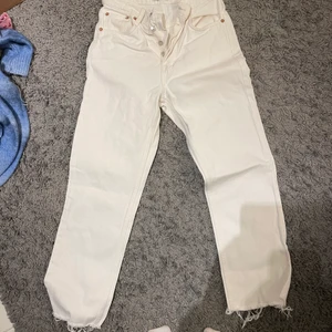 Zara jeans - Vita högmidjade raka jeans, går till anklarna på mig som är 165cm använda två gånger säljer då jag köpte ett par nya vita jeans så dessa kommer ej till användning längre, vill man ha bilder på kan jag skicka de