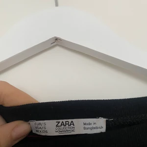 zara långärmad croppad tröja - svart med tunna röda ränder. sitter snyggt, har långa ärmar. inköpt för några år sedan.