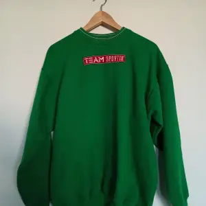 An absolutely amazing genuine vintage crewneck!!! It's in great condition, with no visible marks. The colour is even more green than in the photos. Size is M, but a pretty oversized M. 