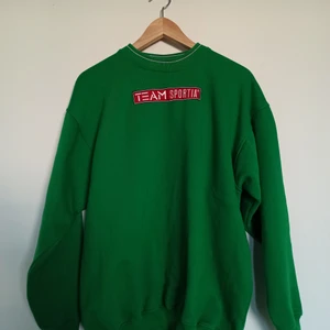 Vintage Crewneck  - An absolutely amazing genuine vintage crewneck!!! It's in great condition, with no visible marks. The colour is even more green than in the photos. Size is M, but a pretty oversized M. 