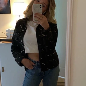 Jacka  - Säljer denna jeans jacka från nakd i storlek 36 ❤️ vissa märken har försvunnit ( fråga privat om fler bilder ) men de är ingenting man tänker på ⭐️⭐️ 