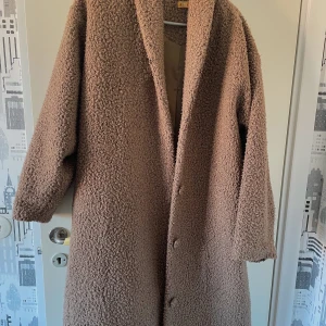 Teddykappa - Köpt från turkisk affär. Passar mig perfekt som har S och kommer ner till vaderna (är 1.60). Använd en höst och vinter, perfekt skick. Fråga gärna om det är något du undrar!🤎