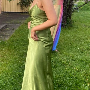 Grön balklänning - Säljer nu min superfina balklänning! Klänningen är i stl S och jag är 161cm lång. Klänningen når precis ner till mina fötter. Finns en liten fläck på klänningen som jag tror går bort i tvätten, men inget jag har vågat ge mig på! 150 kr. 