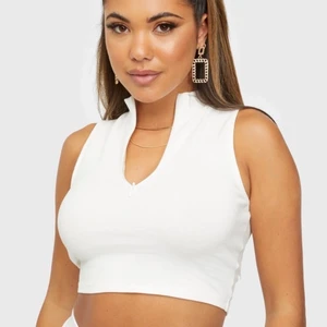 Topp med dragkedja  - Topp från Nelly som endast är använd en gång, mycket bra skick. Köparen står för eventuell frakt ✨