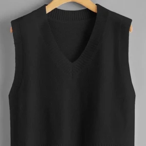 Väst - Väst som är använd endast en gång, mycket bra skick. Köparen står för eventuell frakt ✨