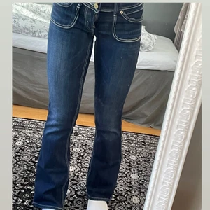 levis jeans - Vintage lowwaist jeans med coola detaljer, på bild 2 syns dock hur någon söm lossnat. Frakt tilkommer💕