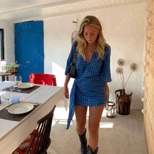 ZARA KLÄNNING  - Jättesnygg klänning ifårn Zara i väldigt bra sick💗    ❣️LÅNADE BILDER❣️