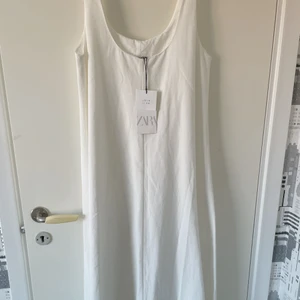 Zara vit klänning  - Helt ny, lapp finns kvar. Två lager så ej genomskinlig! 🌸 Så himla vacker men kommer aldrig andvända, det är bara att fråga på och om man vill ha bild på hur den sitter på!