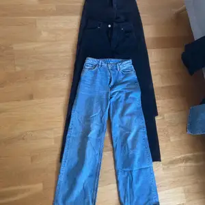 Yoko wide leg jeans från monkie, grå-svart, svart och ljusblå , knappt använda, ordinarie pris för alla tre är 1 200 (400 kr st)   Säljer de isf för 600 (200 kr st) 