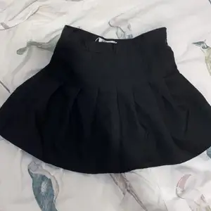 En plädad svart kjol med inbyggda shorts (se bild 3). Köpt på yesstyle och har aldrig använts (bara testat). Köpare står för frakt. Skriv privat för fler frågor❤️
