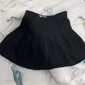 Svart kjol med inbyggda shorts - En plädad svart kjol med inbyggda shorts (se bild 3). Köpt på yesstyle och har aldrig använts (bara testat). Köpare står för frakt. Skriv privat för fler frågor❤️